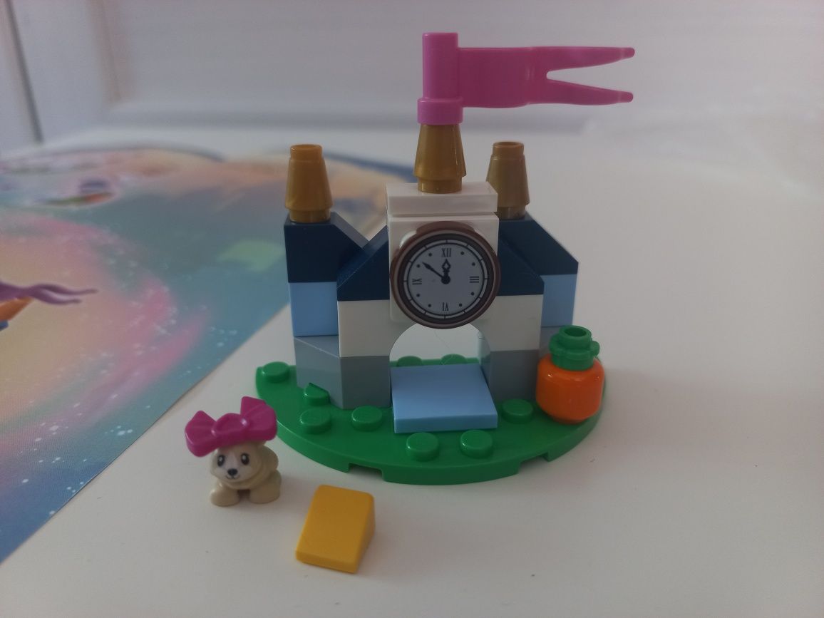 LEGO domek z zegarem dla myszki