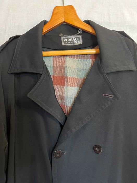 Елегантний чоловічий чорний плащ Classic Versace на підкладці
