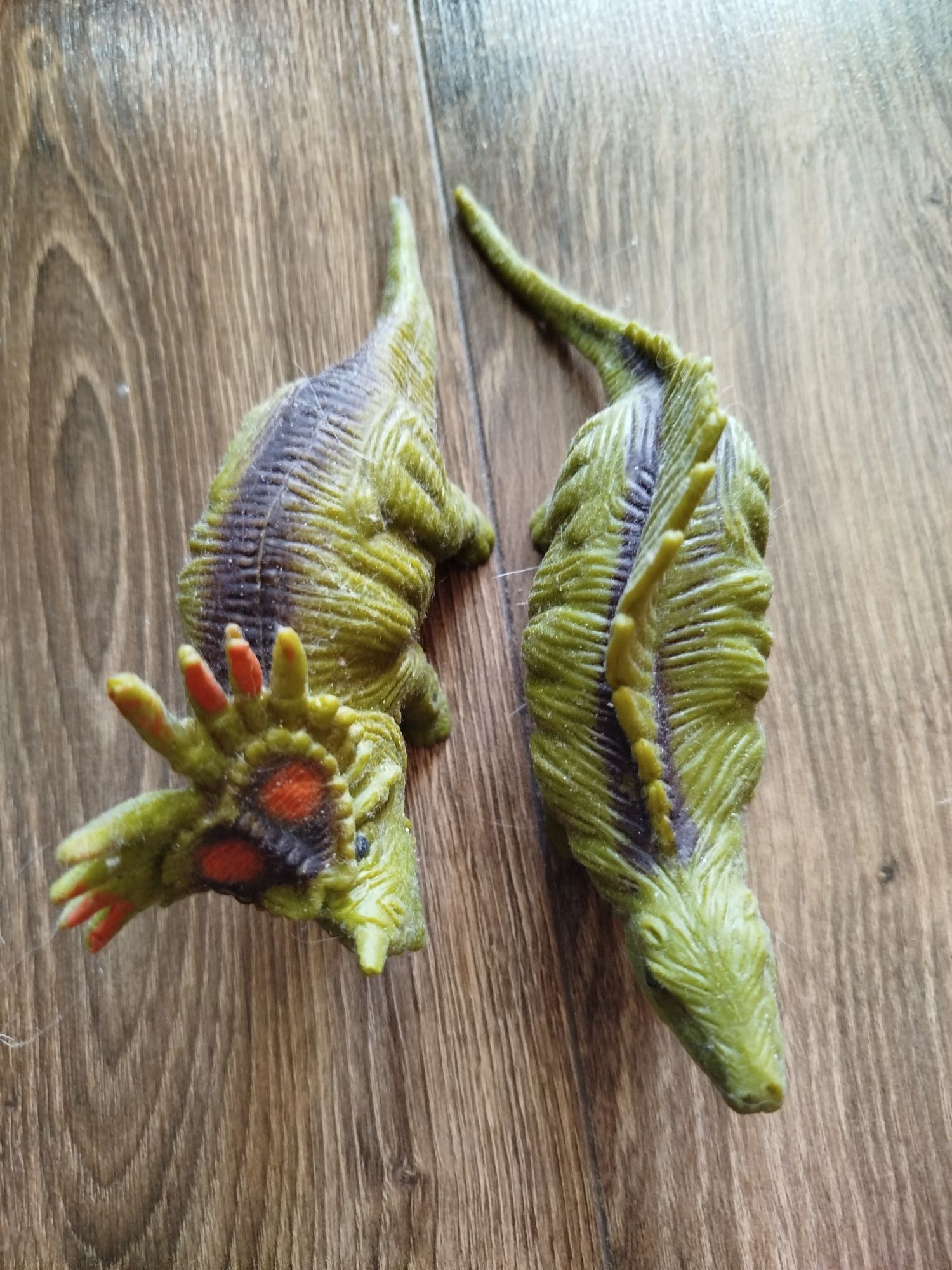 35 figurek dinozaurów