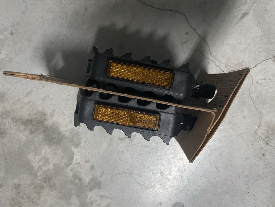 Pedais e selim novo , nunca usado