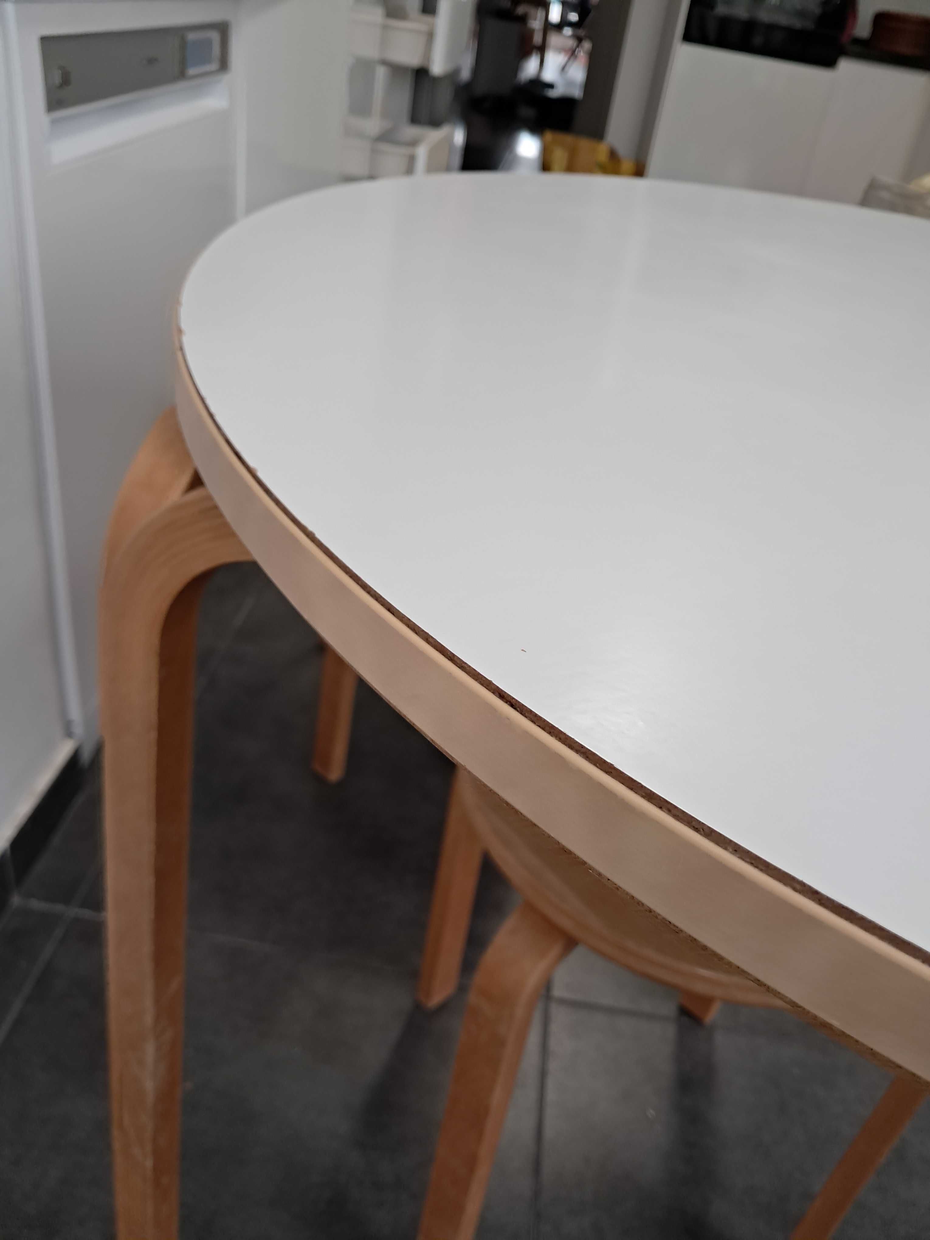 Mesa de cozinha redonda e 4 bancos