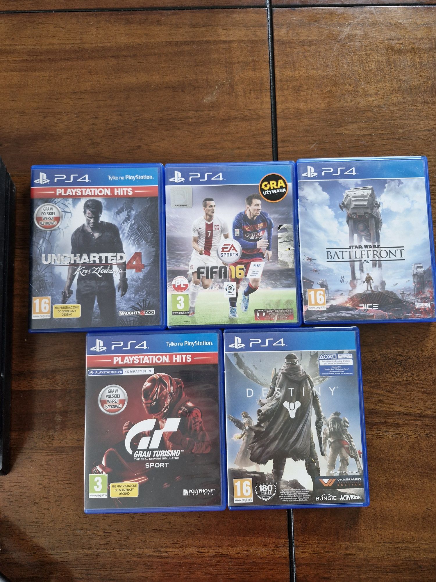Konsola ps4 pro 1 Tb + 2 Pady I 5 gier