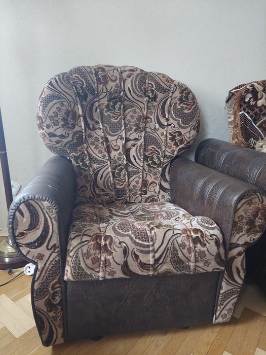 Два кресла в хорошем состоянии