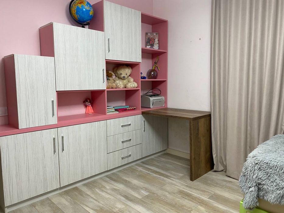 Меблі для дитячої кімнати: шафи, стіл, полиці
