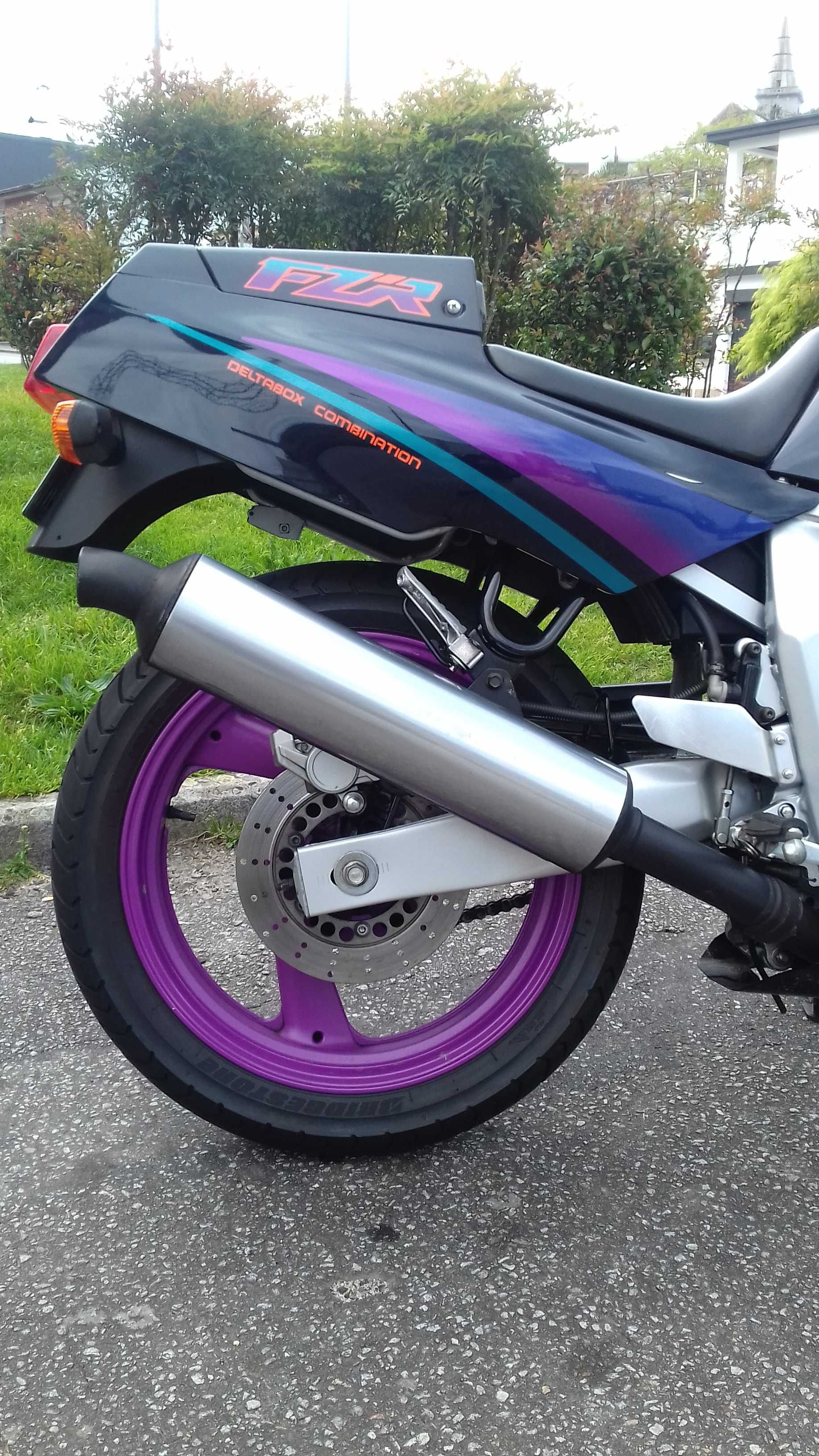 Mota Yamaha FZR 600