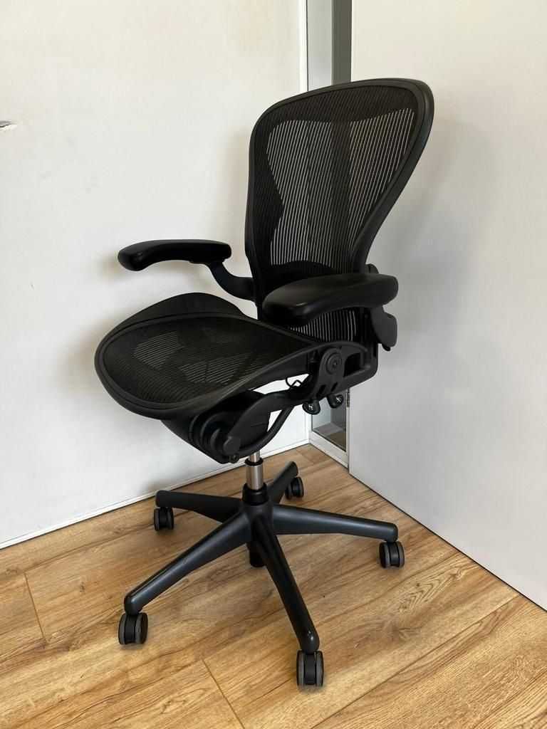 Opção completa Herman Miller Aeron remodelada, com suporte lombar