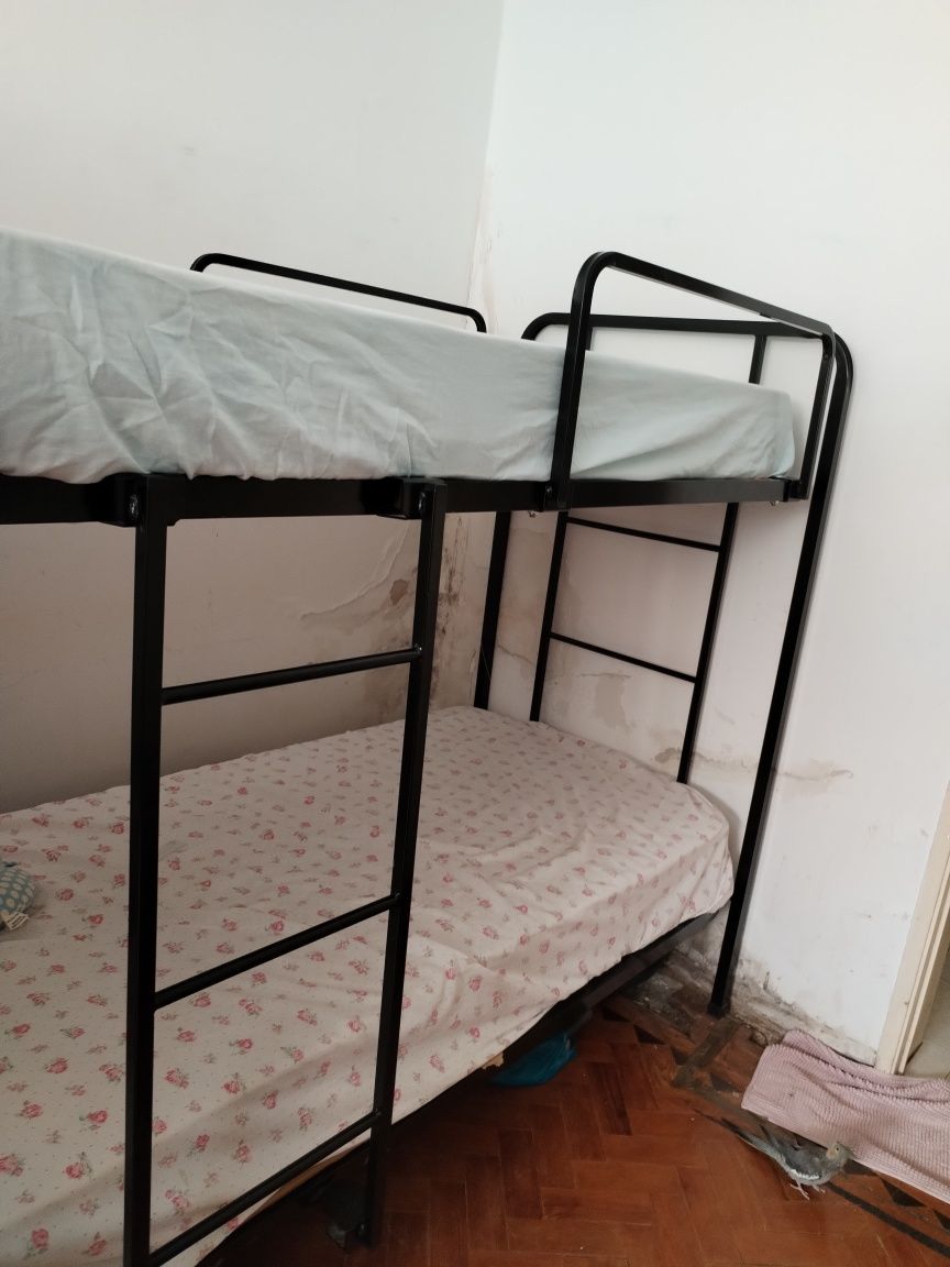 Cama beliche, valor 80 Euro tem que buscar