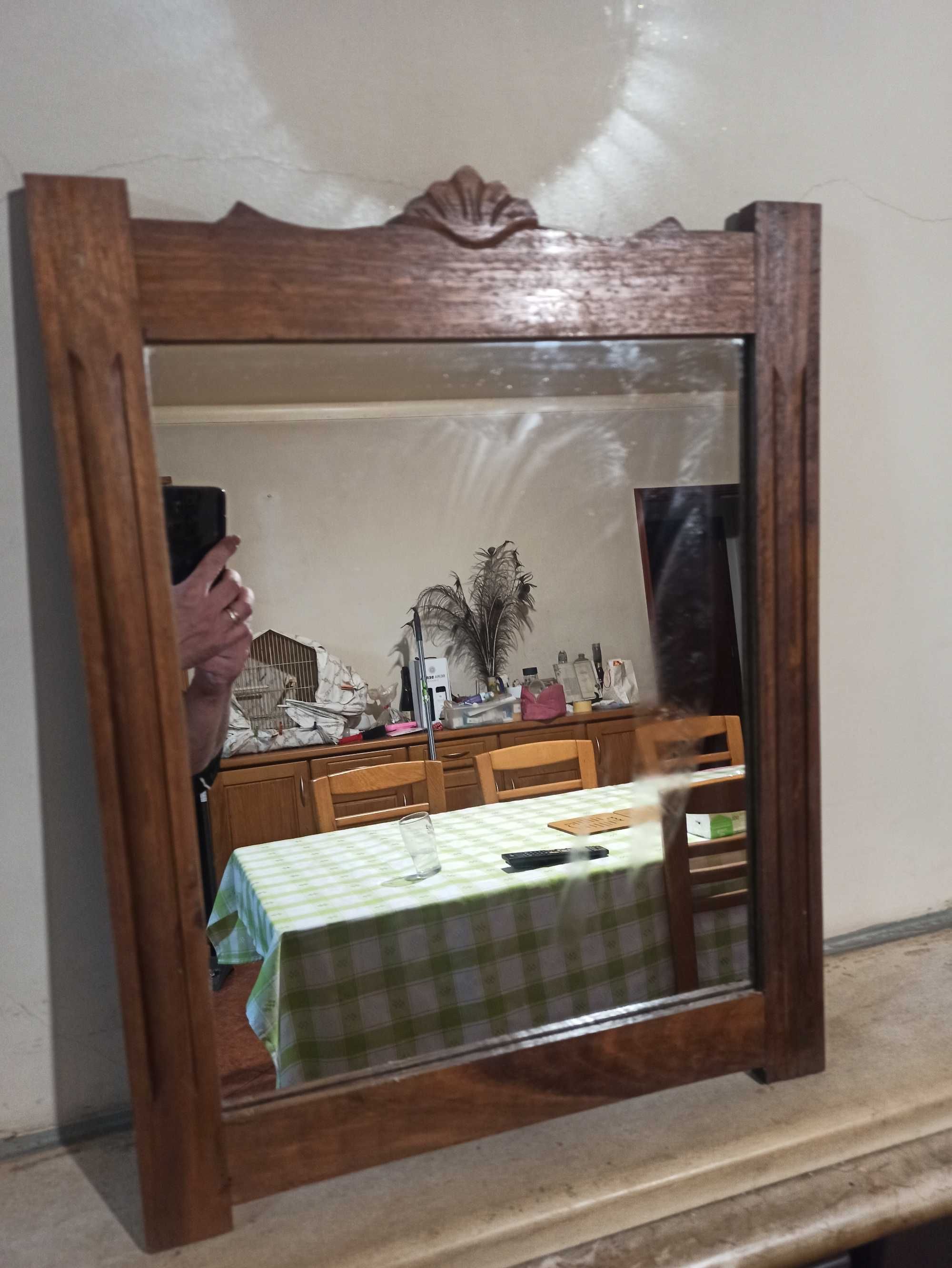 Espelho com aro em madeira