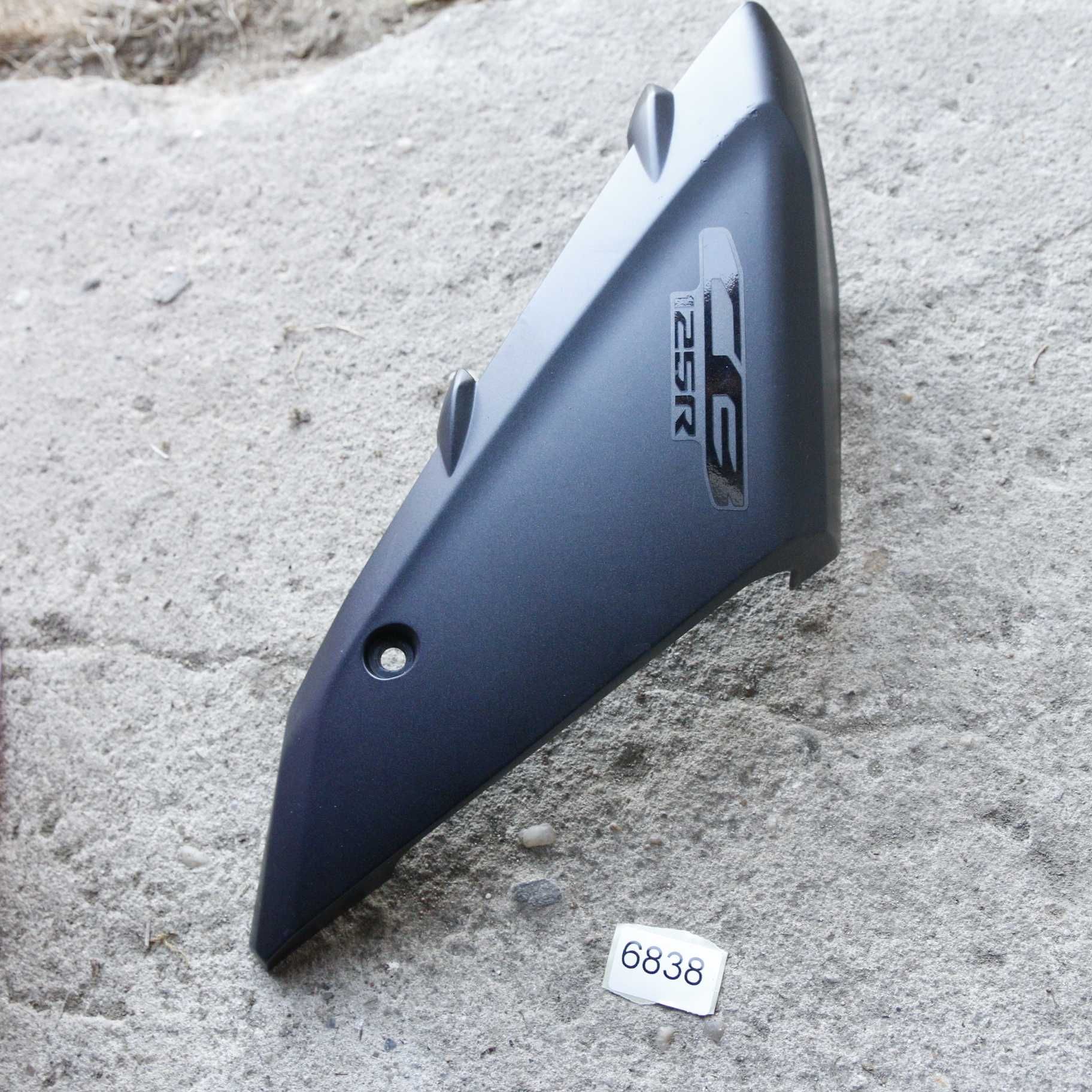 6838 Honda CB 125R boczek prawy owiewka zbiornika