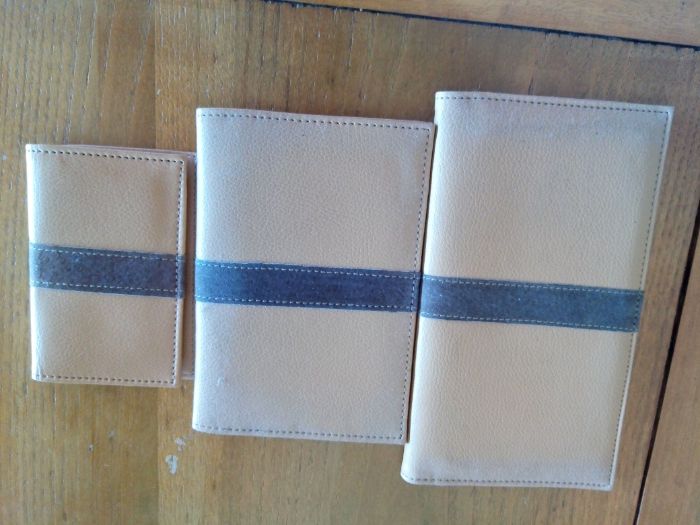 Conjunto de carteiras de imitação de couro e parcialmente com couro