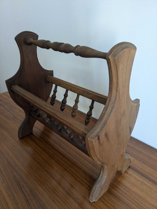 Porta-jornais em madeira