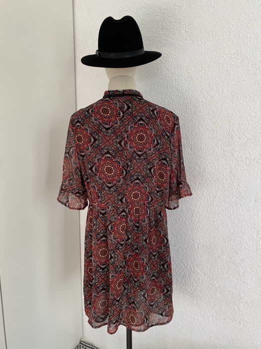 Elegancka sukienka w geometryczne wzory z krótkim rękawem BOOHOO 44