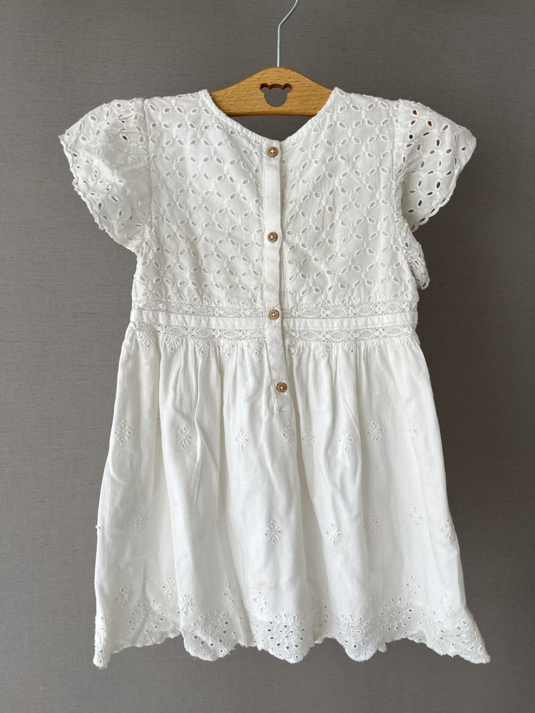 Vestido branco com bordado inglês