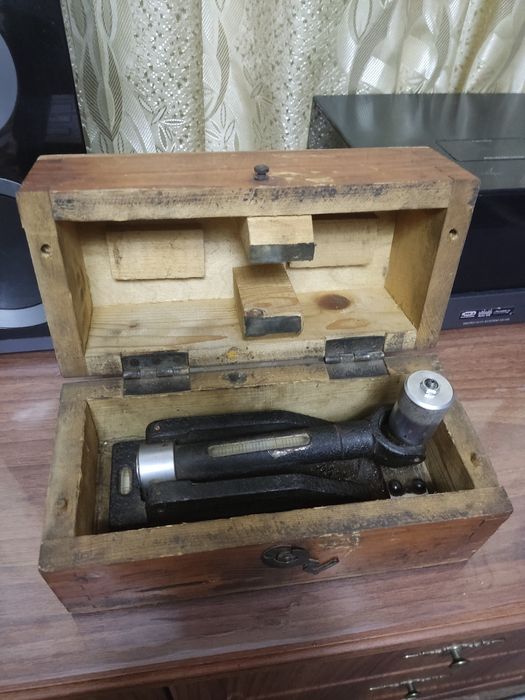 Брусковий рівень із мікрометричною подачею