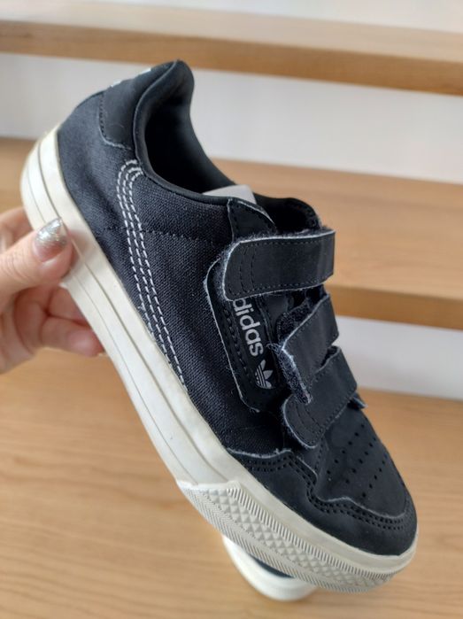 Czarne trampki Adidas 33 na rzepy biała podeszwa