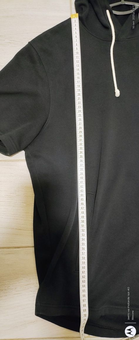 Чоловіча спортивна футболка с капюшоном від бренду Under armour.