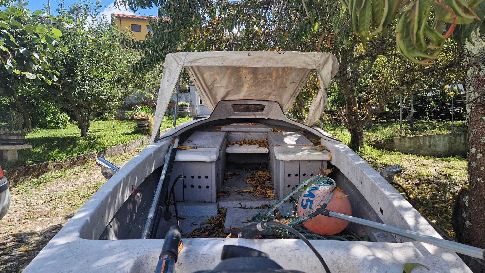 Barco de Recreio com Reboque