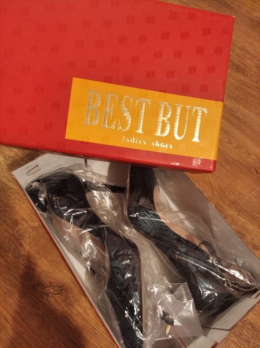 Piękne transparentne szpilki