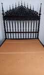 antiga cama de casal de torneados com estrado