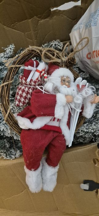 Árvore de natal com acessórios, bolas , pai natal e presépio