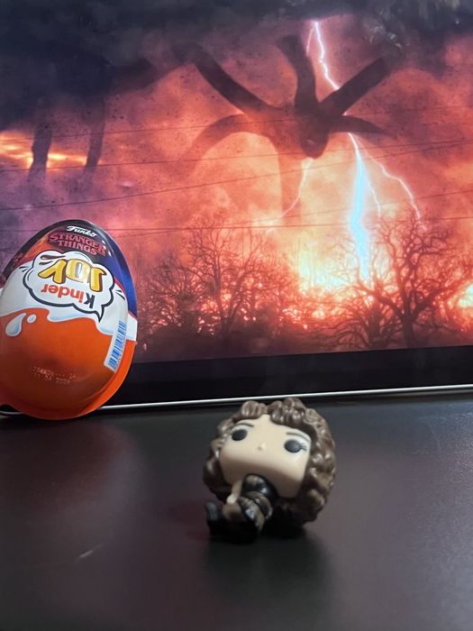 Figurka Nency strenger things kinder joy