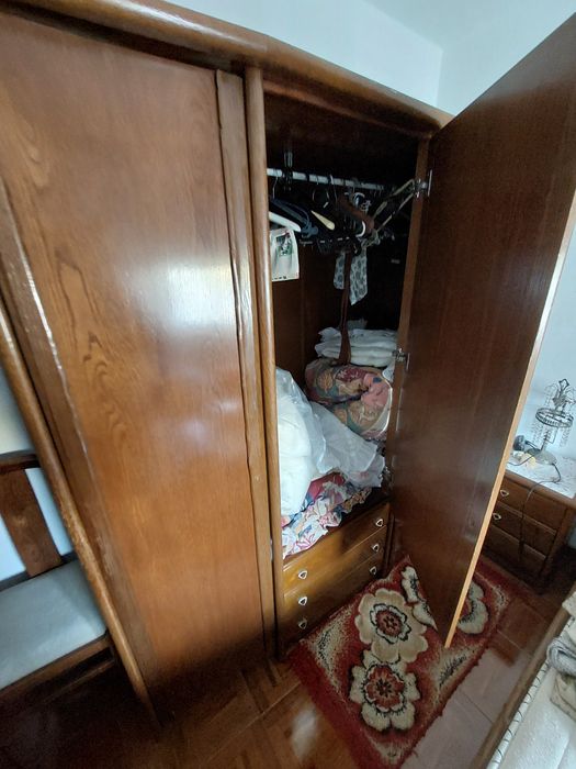 Roupeiro antigo com espelho