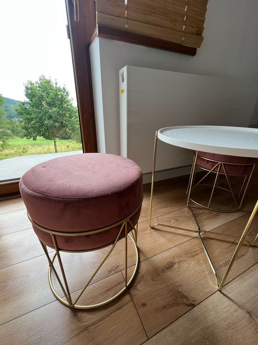 Zestaw kawowy - stolik i pufy