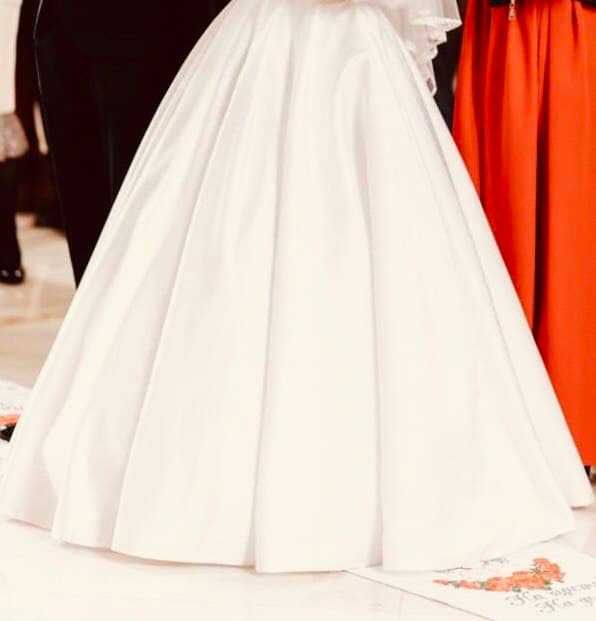 Атласне весільне плаття