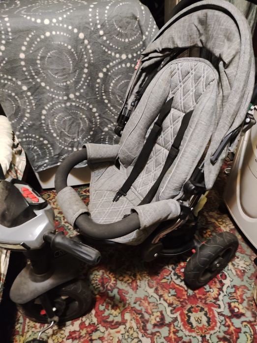 Велосипед с тремя колесами и ручкой