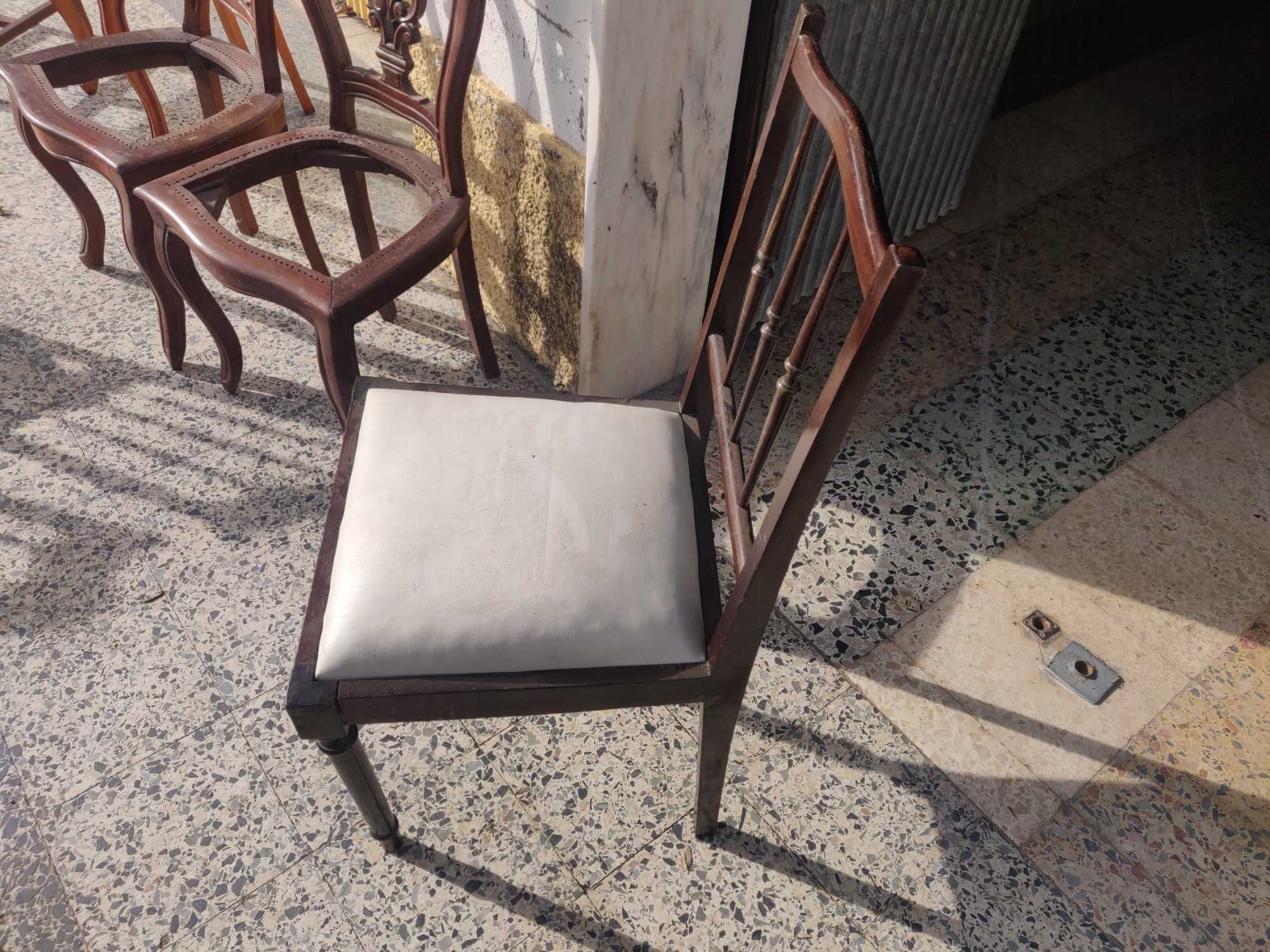 Cadeira com tampo branco