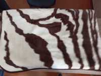 Cobertor estampado branco e castanho