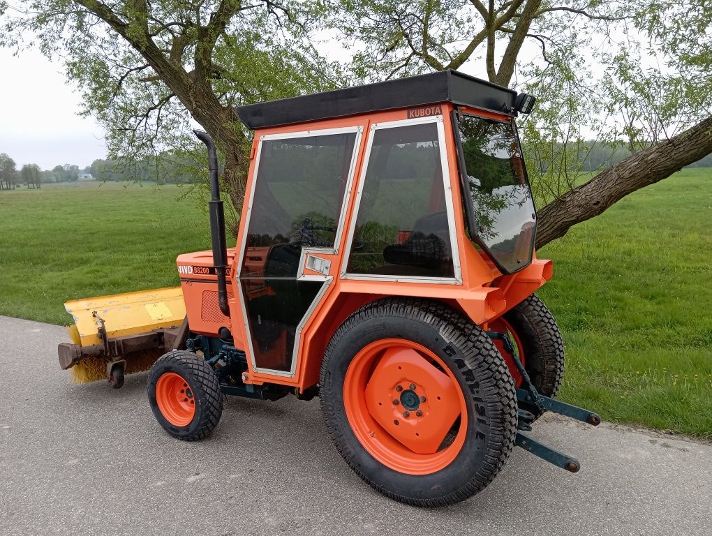 Traktorek Mini Ciągnik Kubota B8200 4x4 Yanmar Iseki Ursus Zamiatarka