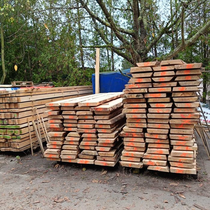 Więźba dachowa, kantówki, belki, łaty, deski.