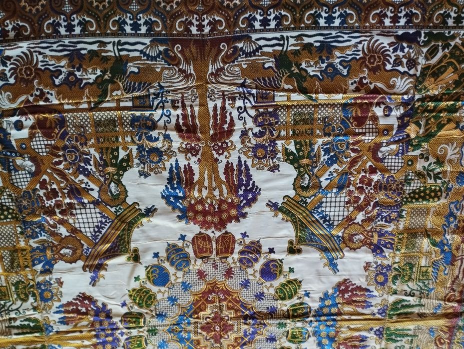 Colcha em seda nova, 213cm X 244cm.