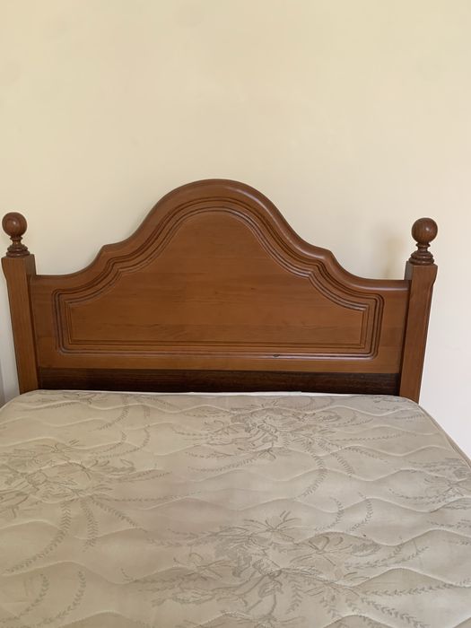 Cama de solteiro completa com mesa de cabeceira