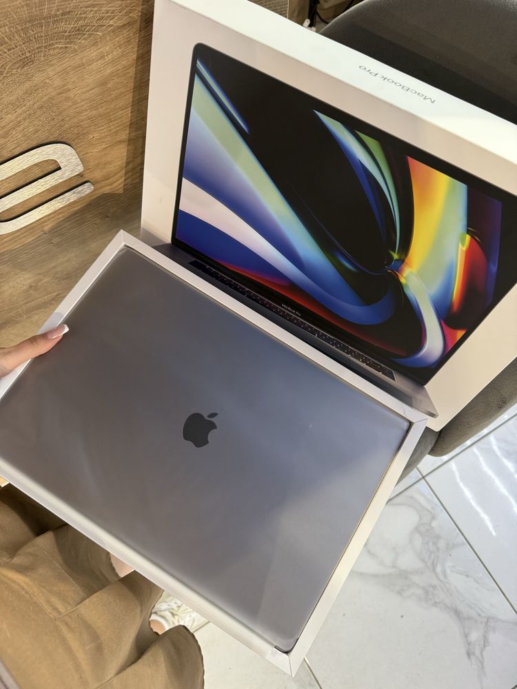 New Apple MacBook Pro 16-inch  i7  16/512GB