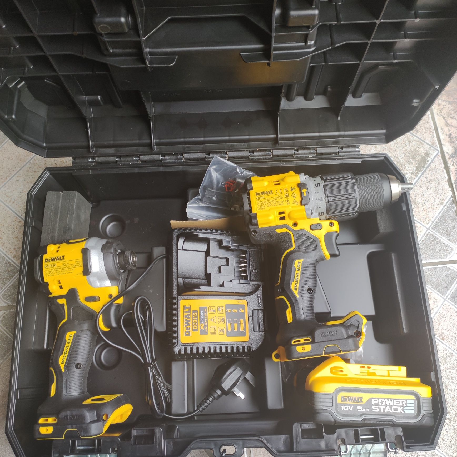 Akumulatorowy zestaw combo DeWalt DCK2050H2T-QW 18V XR 1x5,0A