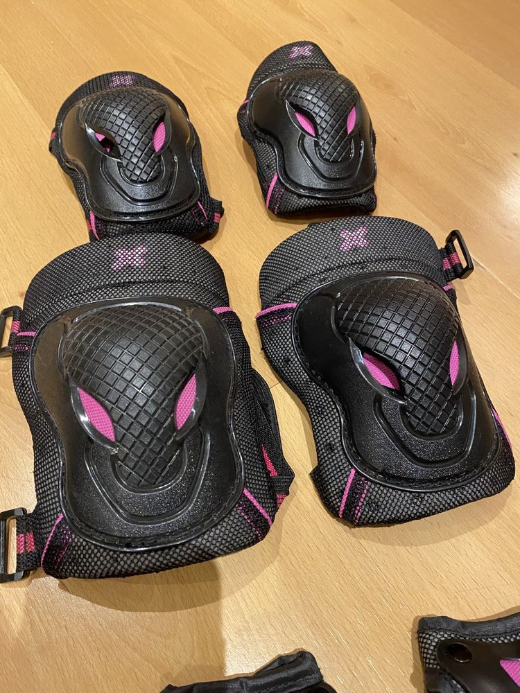 Conjunto de joelheiras em rosa e preto