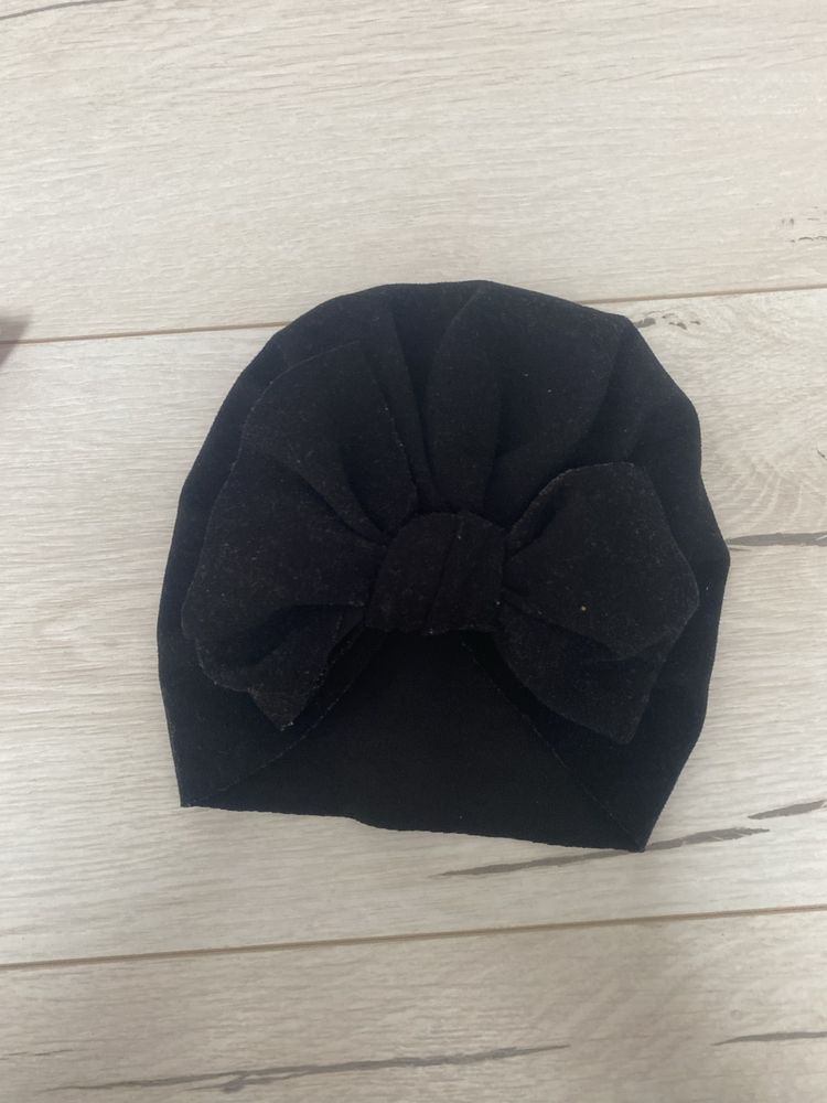 Czapka turban czarny welurowy z kokradą