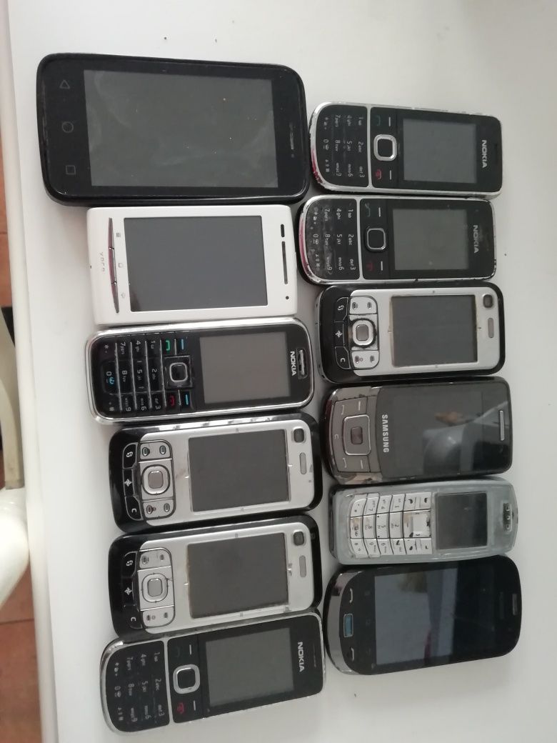 Conjunto de telemóveis para reparar