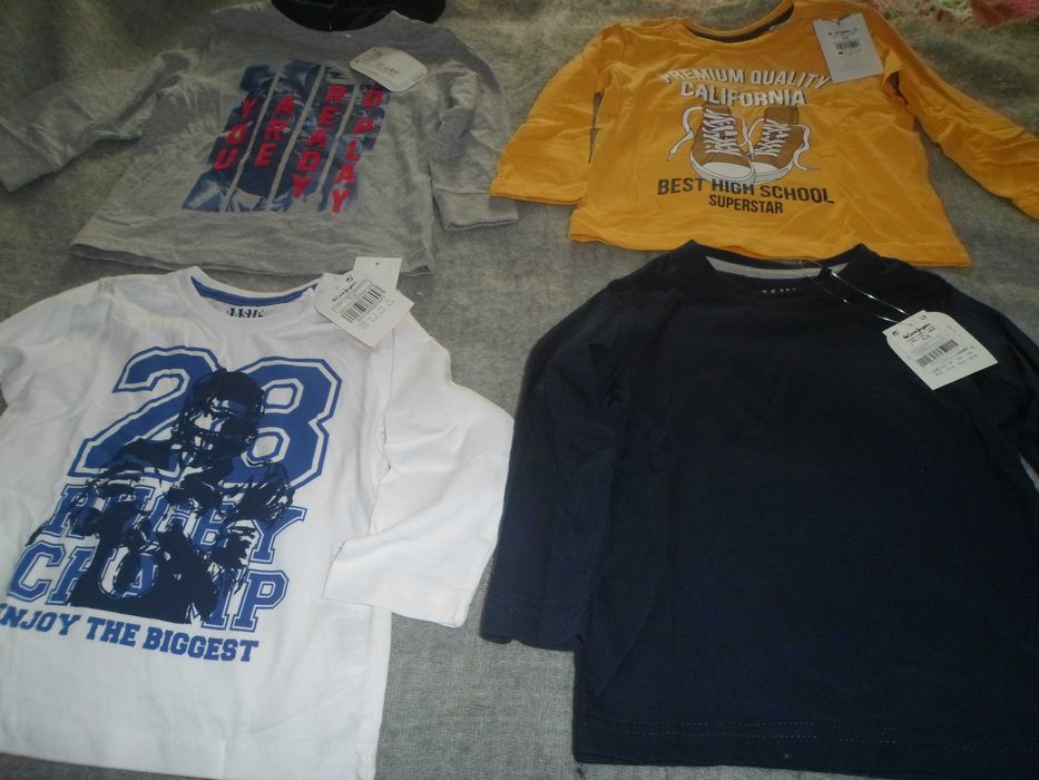 lote de roupa nova com etiqueta para bebe menino