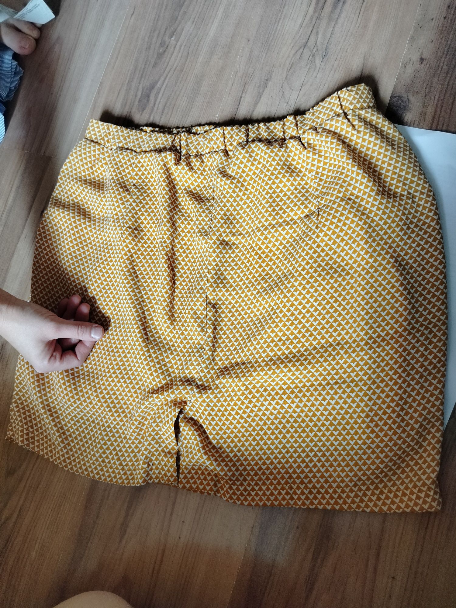 Musztardowa żółta spódnica krótka we wzorek