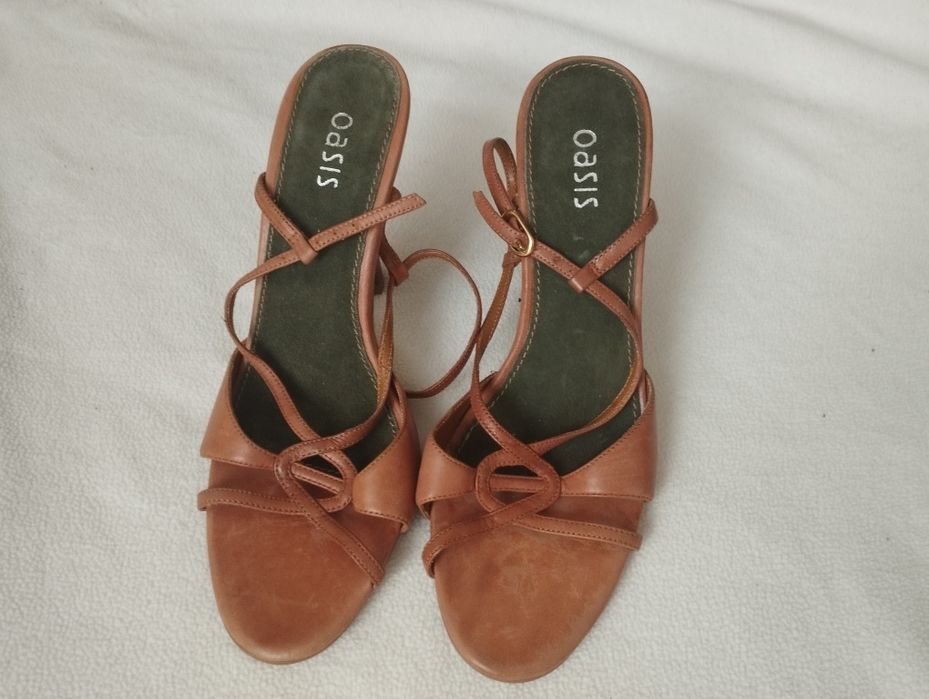 Босоніжки жіночі шкіряні фірми Oasis,нові,світло -коричневий колір
