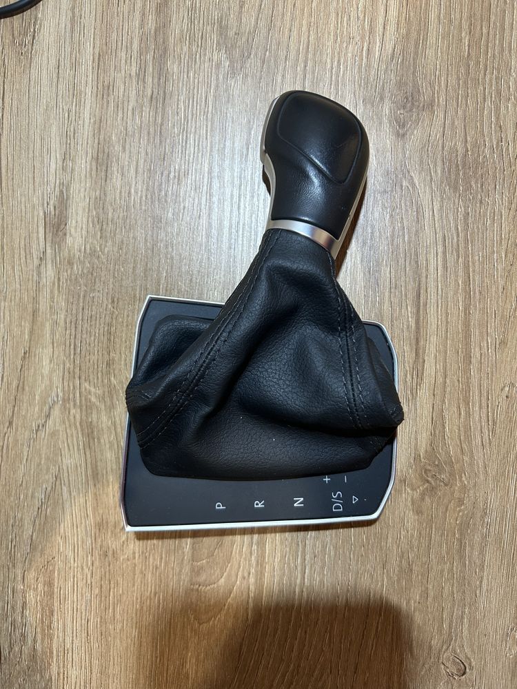 Ручка КПП VW Tiguan 18-24 чорна шкіра 5NN713203HQE