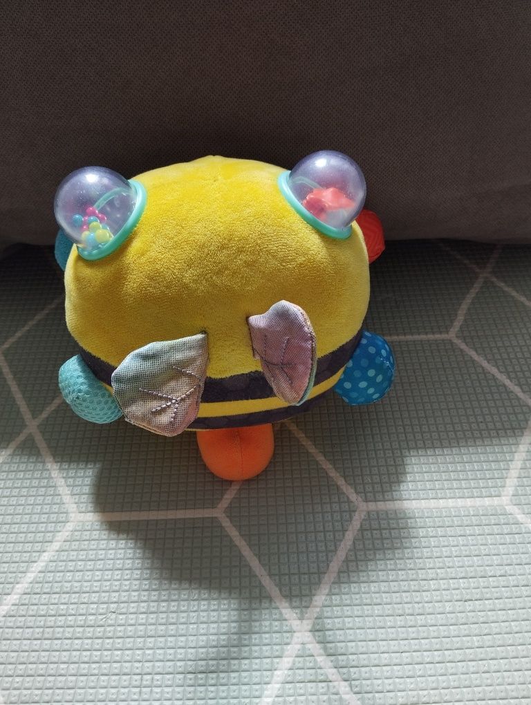 Fuzzy Buzzy Bee – brzęcząca pszczółka sensoryczna  marki B.Toys