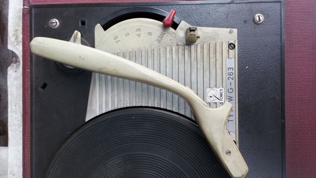 50letni gramofon walizkowy Bambino-3