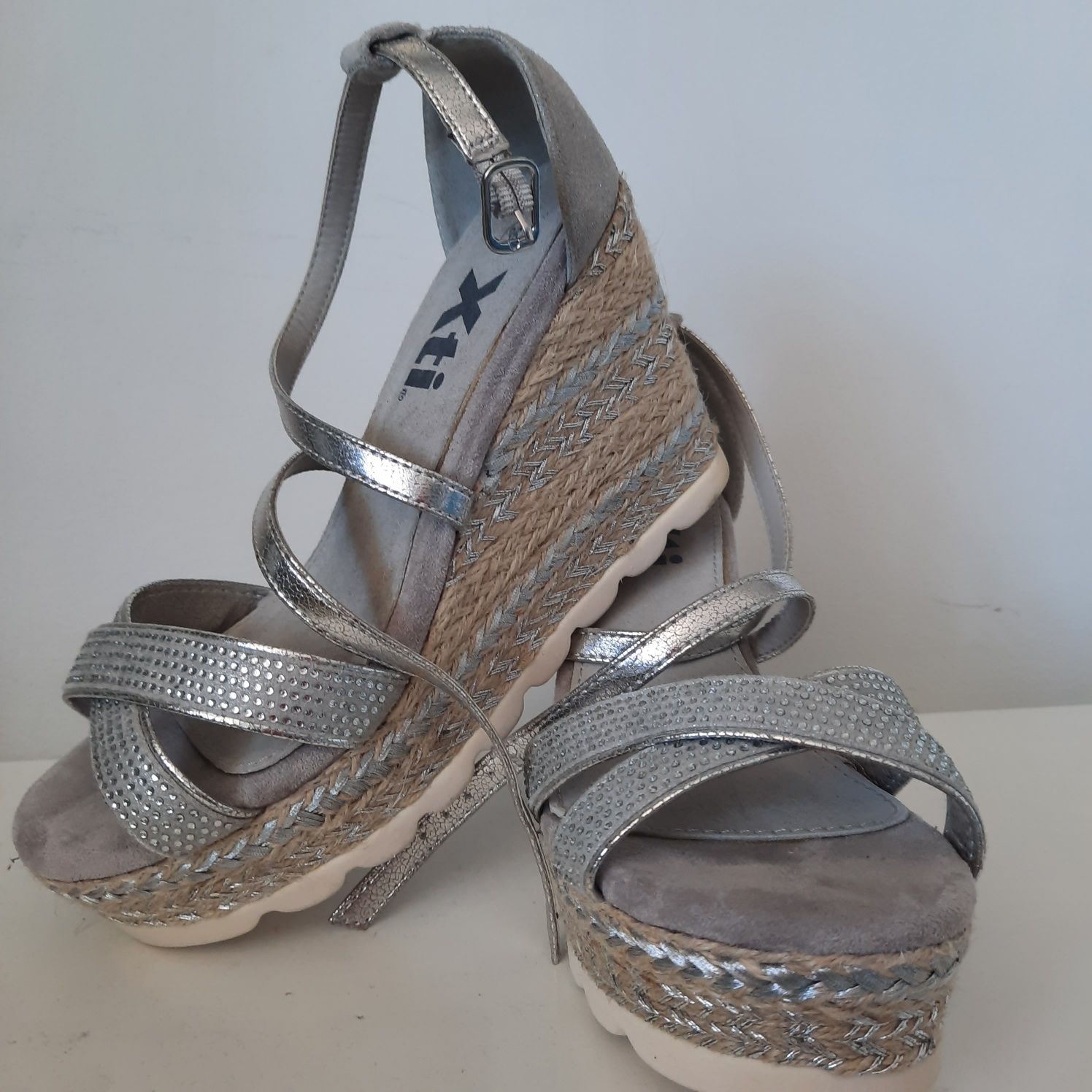 Srebrne sandały espadryle na koturnie XTI (roz.36)
