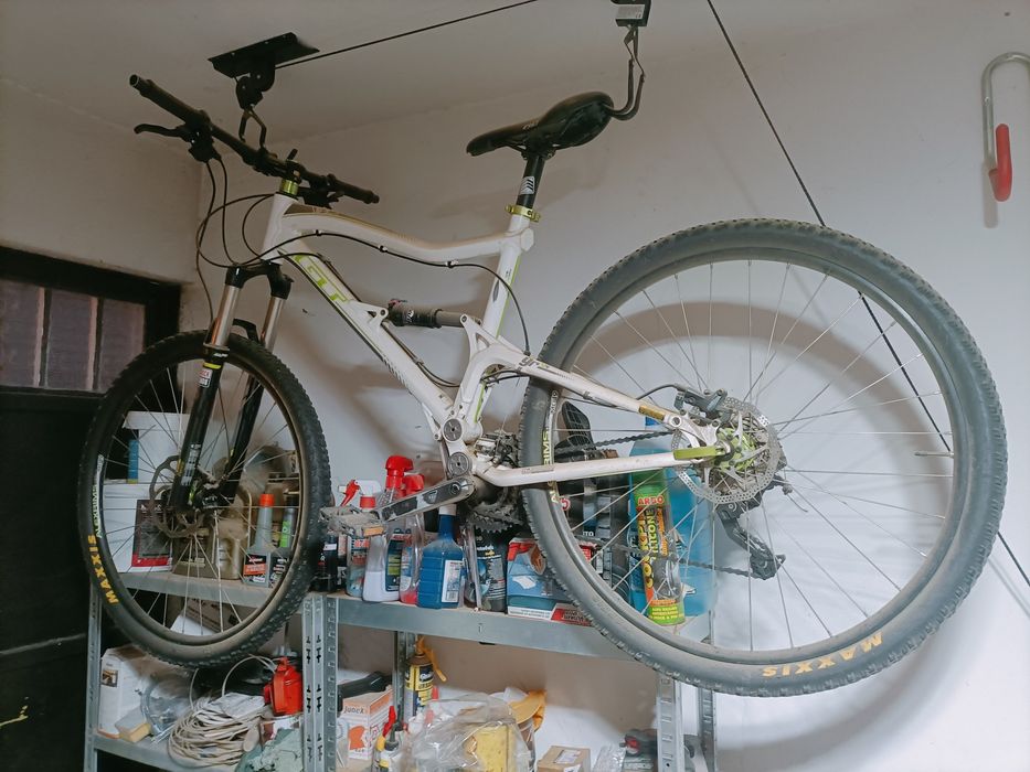 Bicicleta GT suspensão total