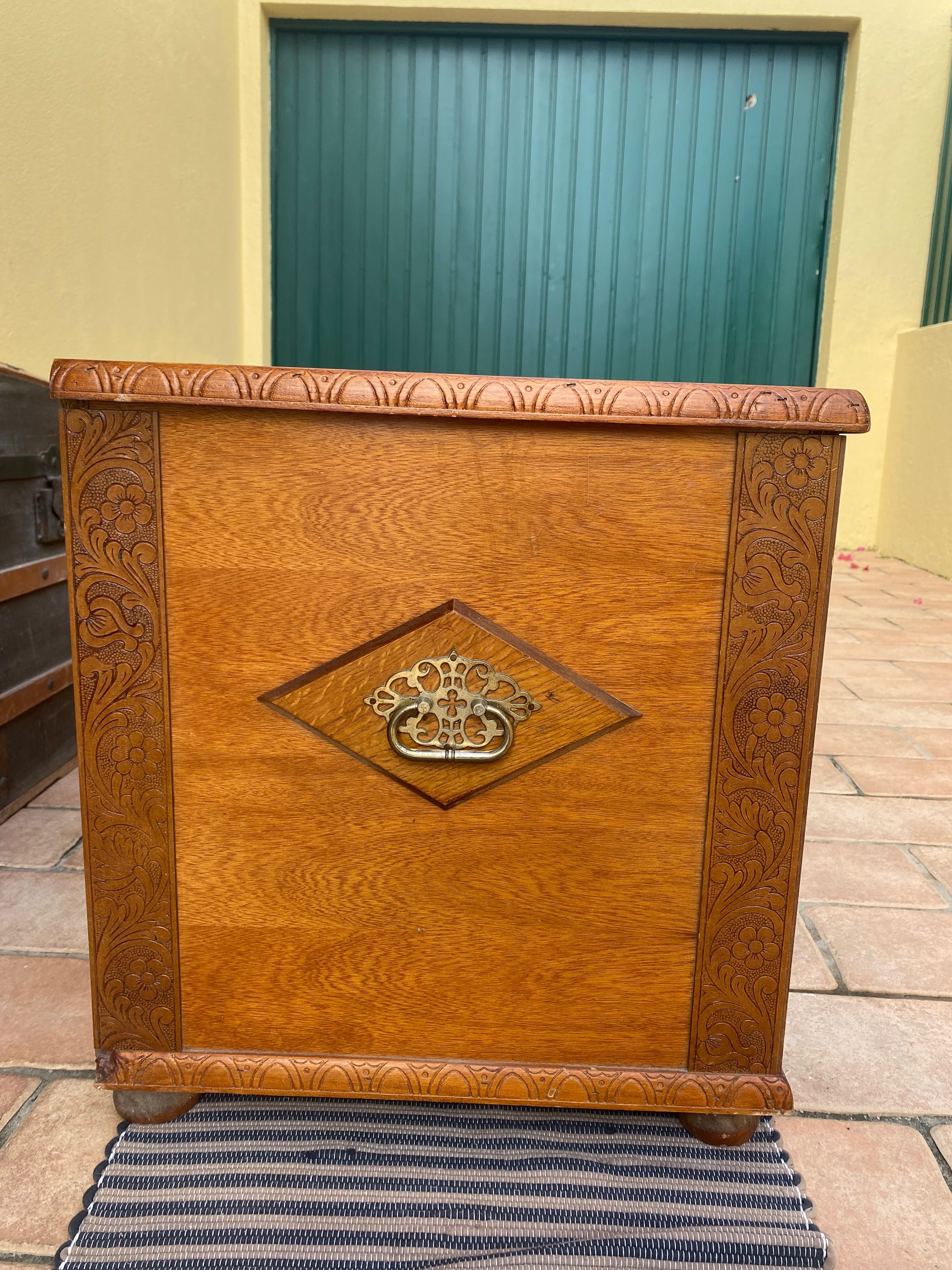 Arca madeira clara trabalhada