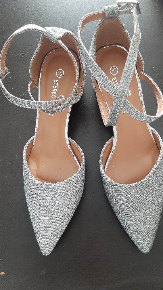 Sapatos novos brilhantes